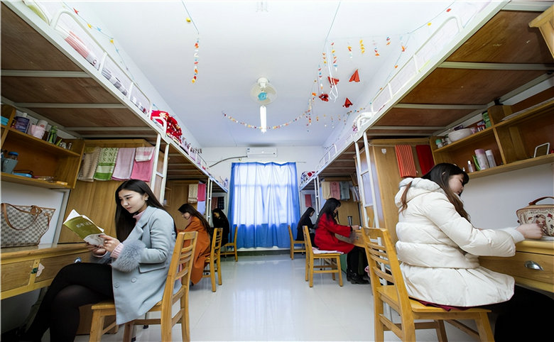 休息学习两不误的标准化学生宿舍.jpeg
