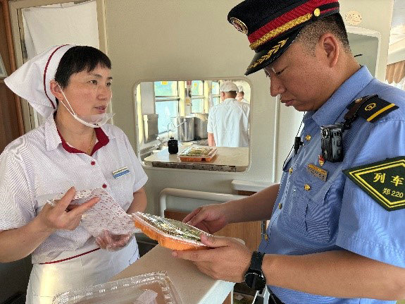 <strong>战暑运，迎“烤”验——郑州客运段优质服务</strong>