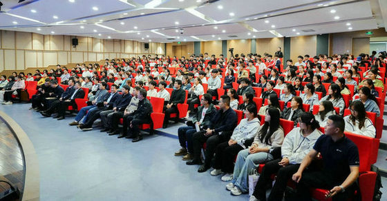 <strong>“探寻商道 筑梦未来”:首期企业家进大学</strong>