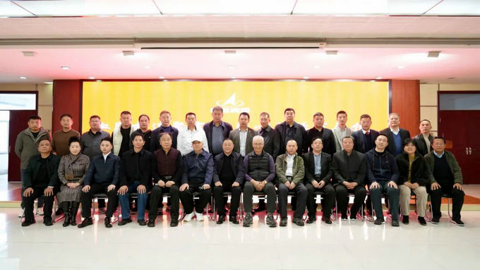 <strong>来自海内外40余人组成的程氏参访团走进中</strong>