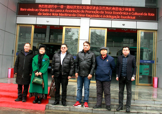 <strong>李信华陪同巴西华商会代表团到少林客车参访</strong>